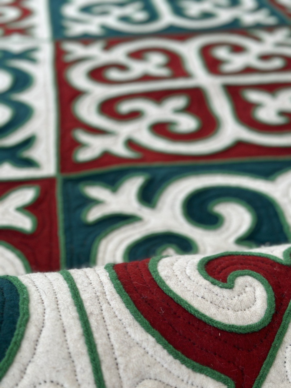 Felt Shyrdak 100% Wool 300/200 cm 1030 Tahta White Red-Green